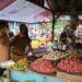 PASTIKAN KETERSEDIAAN BAHAN POKOK AMAN DAN HARGA STABIL, WAKIL BUPATI HSS KUNJUNGI PASAR RAKYAT TERPADU