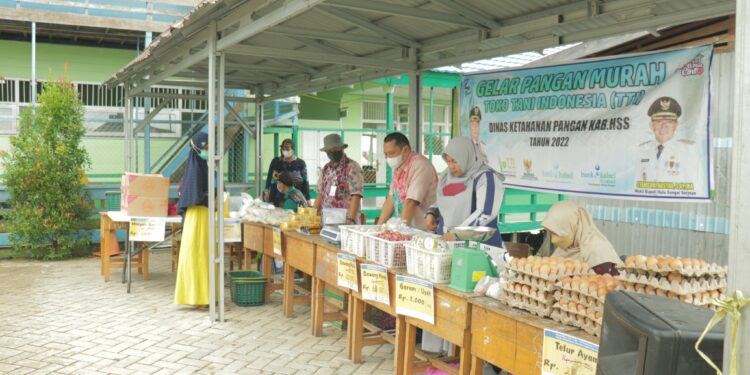GELAR PANGAN MURAH TOKO TANI INDONESIA SAMBANGI DESA HAKURUNG KECAMATAN DAHA UTARA
