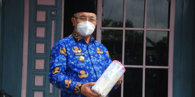 Bupati Dalam Perjalanan Ke Posyandu Junjung Buih 2