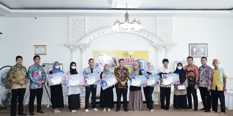 “WABUP HSS SERAHKAN PIALA KEPADA PEMENANG ANNOUNCER CONTEST TAHUN 2022”