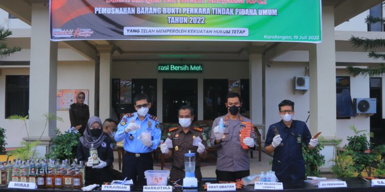 KEJAKSAAN NEGERI HSS LAKUKAN PEMUSNAHAN BARBUK BEBERAPA TINDAK PIDANA KEJAHATAN DARI PERIODE BULAN AGUSTUS 2021 – BULAN JUNI 2022