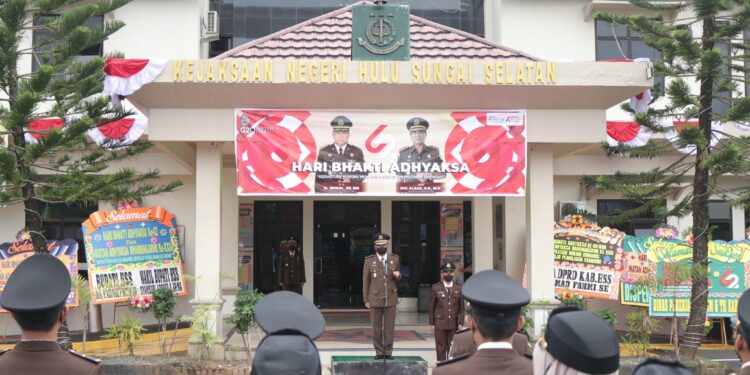 Gelar Upacara Peringatan Hari Bhakti Adhyaksa Ke-62 , Kajari Kab. HSS: Masyarakat Harus Patuh Dan Taat Kepada Aturan