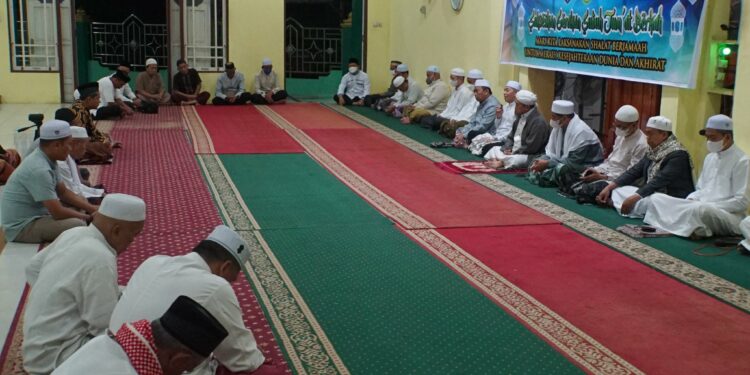 PEMBKAB HSS LAKSANAKAN SHOLAT SUBUH JUM’AT BERKAH BERSAMA MASYARAKAT DESA KARANG JAWA