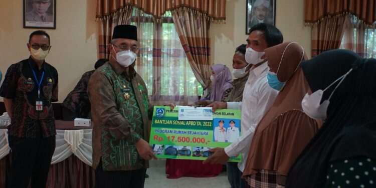 Wujudkan Rumah Layak Huni dan Dukung Modal Usaha Masyarakat, Bupati Serahkan Bantuan PRS dan UEP