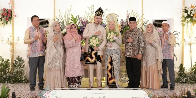 Bupati HSS dan Wabub HSS Menghadiri Resepsi Perkawinan dr. M. Ridha Ripani Dengan dr. Dewi Norhana Puteri
