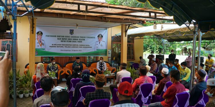 BUPATI HSS BERIKAN BANTUAN BERAS UNTUK PETANI YANG GAGAL PANEN