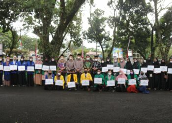 Pemkab HSS Menyerahkan Bantuan Program Beasiswa Pendidikan Tahun 2022