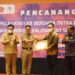 WABUP HSS TERIMA PENGHARGAAN KABUPATEN/KOTA TERBAIK 1 TINGKAT NASIONAL KELOMPOK TARGET PELAYANAN KB
