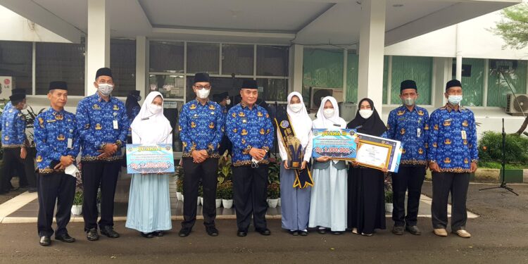 Bupati HSS Serahkan Hadiah Kepada Pemenang Pemilihan Pelajar Pelopor Keselamatan LLAJ Tingkat Kabupaten