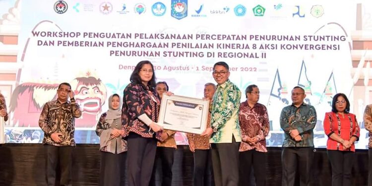 HSS RAIH PENGHARGAAN KINERJA 8 AKSI KONVERGENSI PENURUNAN STUNTING DARI KEMENDAGRI