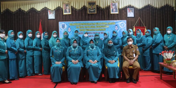 KETUA TP. PKK KAB. HSS LANTIK Pj. KETUA TP. PKK KECAMATAN KALUMPANG