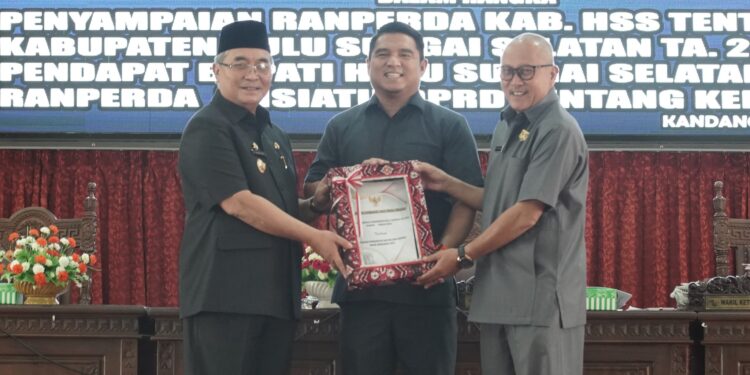 Bupati HSS Sampaikan Raperda Tentang Anggaran Pendapatan Dan Belanja Daerah Tahun Anggaran 2023 Kepada DPRD HSS