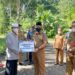 WUJUD KEPEDULIAN, BUPATI HSS SERAHKAN BANTUAN KEPADA MASYARAKAT