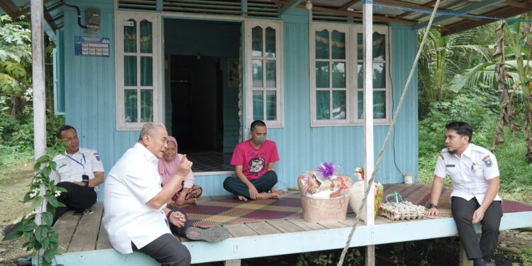 BUPATI HSS KUNJUNGI NENEK HALIMAH