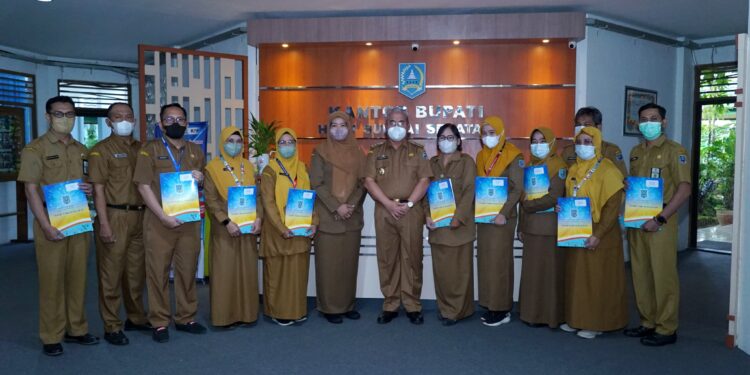 “BUPATI SERAHKAN SK BLUD UNTUK 11 PUSKESMAS DI KABUPATEN HSS”