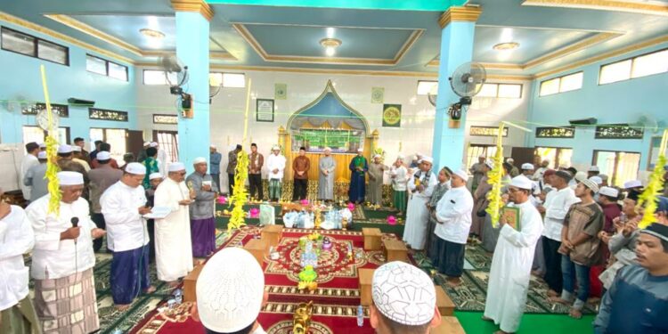 “BUPATI HSS HADIRI PERINGATAN MAULID NABI MUHAMMAD SAW 1444.H DI MASJID AL ANWAR DESA MALINAU”
