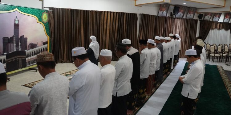 “IPQAH KAB. HSS GELAR SHOLAT HAJAD DAN DOA BERSAMA UNTUK QARI-QARIAH & HAFIZ-HAFIZAH DI AJANG MTQ NASIONAL KE XXIX”