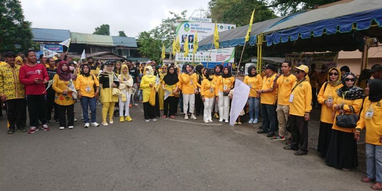 Meriahkan Peringatan Hari Ulang Tahun (HUT) ke 58 Partai Golkar, DPD Partai Golkar Kabupaten Hulu Sungai Selatan (HSS) menggelar jalan sehat di Kota Kandangan. Minggu, (16/10/2022).