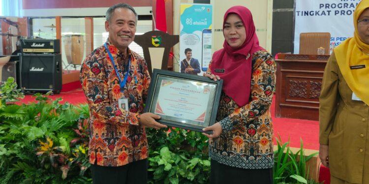 Dinas PPKBPPPA Kab. HSS raih juara umum kabupaten terbaik pelayanan KB se-Prov. Kalsel.
