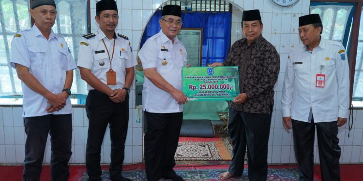 “Bupati HSS Serahkan Dana Hibah Untuk Ponpes Tahfizul Qur’an Dan Langgar Makanul Khair Di Kecamatan Angkinang”