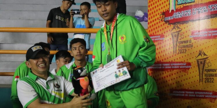 TIM REGU CABOR BULU TANGKIS HSS TAMBAH MEDALI PERAK