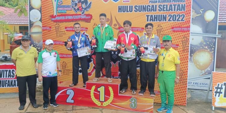 WAKIL BUPATI HSS KALUNGKAN MEDALI PADA ATLET HAPKIDO