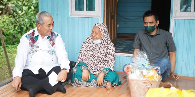Bupati HSS Kembali Kunjungi Nenek Halimah