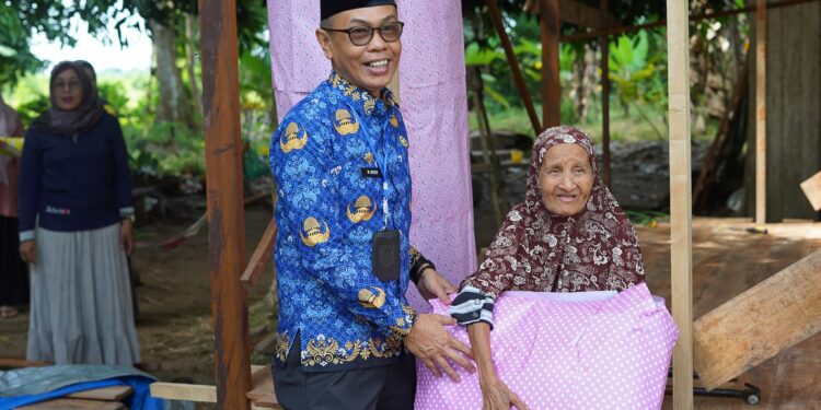 Sekda HSS Serahkan Bantuan Sosial Program Rumah Sejahtera
