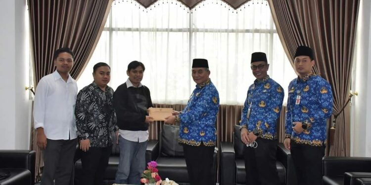 Bupati HSS Serahkan Bantuan Untuk Komunitas Pemain Musik HSS