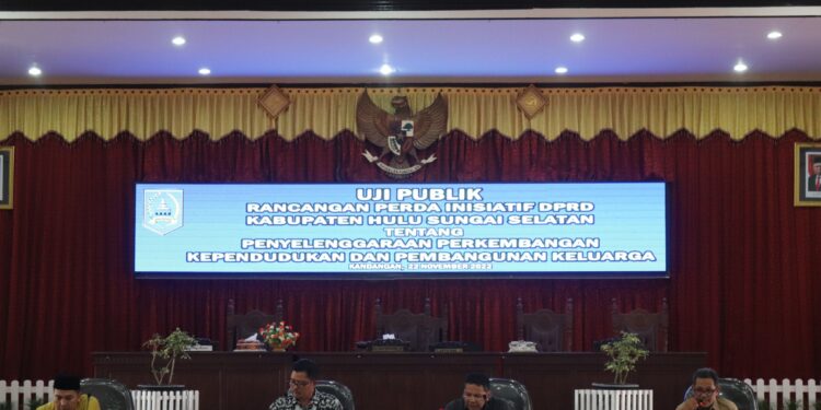 Uji Publik Ranperda Inisiatif DPRD HSS tentang Kependudukan dan Keluarga