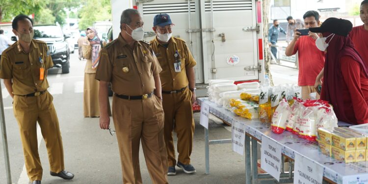 Bupati HSS Drs. H. Achmad Fikry M.AP tinjau pelaksanaan pasar murah menjelang Hari Natal 2022 dan Tahun Baru 2023.