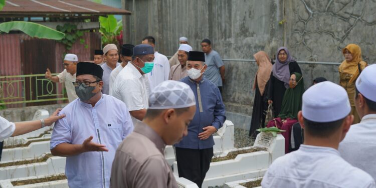 Bupati HSS Ikuti Prosesi Pemakaman Bapak Muhtar Adrianadi (67) bin H. Salamat