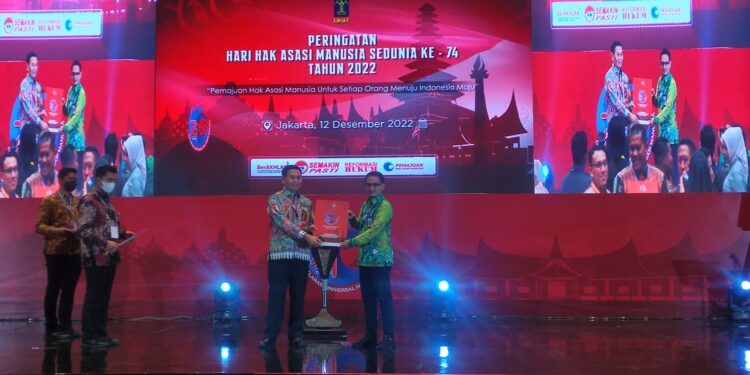 PEMKAB HSS RAIH PENGHARGAAN KABUPATEN PEDULI HAM