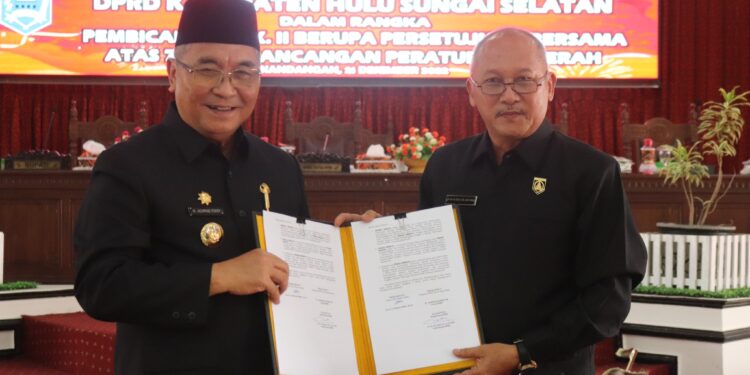 PEMKAB HSS BERSAMA DPRD HSS GELAR RAPAT PARIPURNA PEMBICARAAN TINGKAT II ATAS 7 BUAH RANPERDA