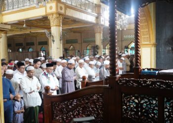 BUPATI TURUT IKUT MENSHOLATKAN JENAZAH ALMARHUM H. M. HUZAIRIN BIN JALADERI