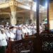 BUPATI TURUT IKUT MENSHOLATKAN JENAZAH ALMARHUM H. M. HUZAIRIN BIN JALADERI