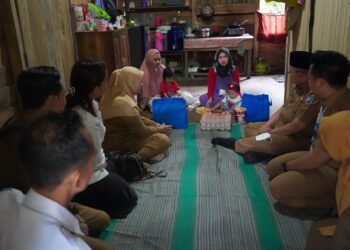 BUPATI SERAHKAN BANTUAN PMT DARI LAZIS ASSALAM FILL ALAMIN TANAH BUMBU UNTUK 2 ANAK DI DESA LUMPANGI