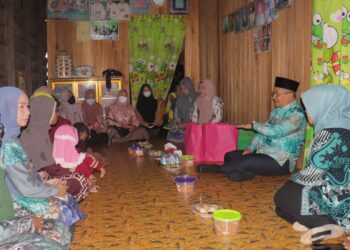 BUPATI HSS KEMBALI SERAHKAN PMT KEPADA 3 ANAK TERINDIKASI STUNTNING