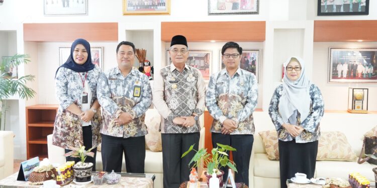 BUPATI TERIMA TAMU DARI BAWASLU KAB. HSS