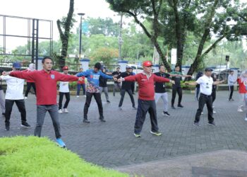 PEMKAB HSS MENGGELAR SENAM BERSAMA DI HALAMAN KANTOR BUPATI