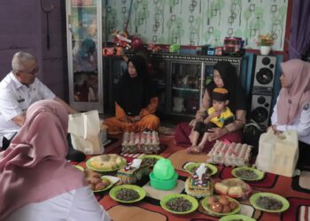BUPATI SERAHKAN BANTUAN PMT STUNTING DI DESA LOK BINUANG