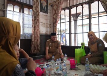 BUPATI SERAHKAN BANTUAN PMT TERHADAP 2 ANAK DI DESA PAKAN DALAM