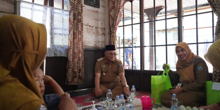 BUPATI SERAHKAN BANTUAN PMT TERHADAP 2 ANAK DI DESA PAKAN DALAM