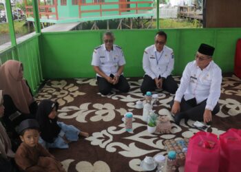 BUPATI HSS SERAHKAN BANTUAN PEMBERIAN MAKANAN TAMBAHAN UNTUK ANAK DI DAHA BARAT