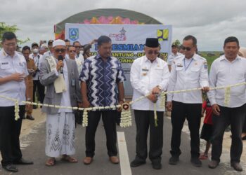 BUPATI HSS RESMIKAN JALAN DESA SIANG GANTUNG-DESA BARU KECAMATAN DAHA BARAT