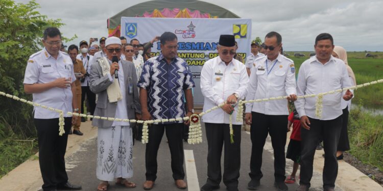 BUPATI HSS RESMIKAN JALAN DESA SIANG GANTUNG-DESA BARU KECAMATAN DAHA BARAT