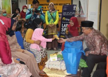 CEGAH STUNTING, BUPATI SERAHKAN PMT KEPADA 2 BALITA DI KECAMATAN KANDANGAN