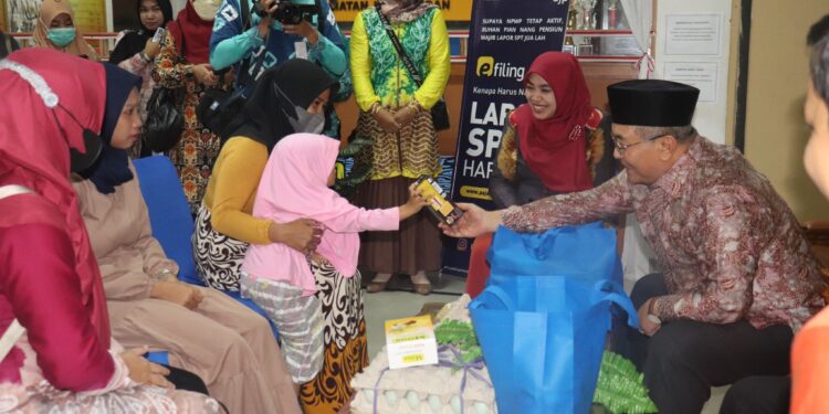 CEGAH STUNTING, BUPATI SERAHKAN PMT KEPADA 2 BALITA DI KECAMATAN KANDANGAN