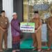 BUPATI HSS MENYERAHKAN BANTUAN BERUPA DANA HIBAH BAGI TEMPAT IBADAH