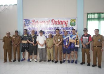 BUPATI HSS SERAHKAN TROPI JUARA TURNAMEN BULUTANGKIS SE-DAHA PIALA BERGILIR APDESI DAHA UTARA